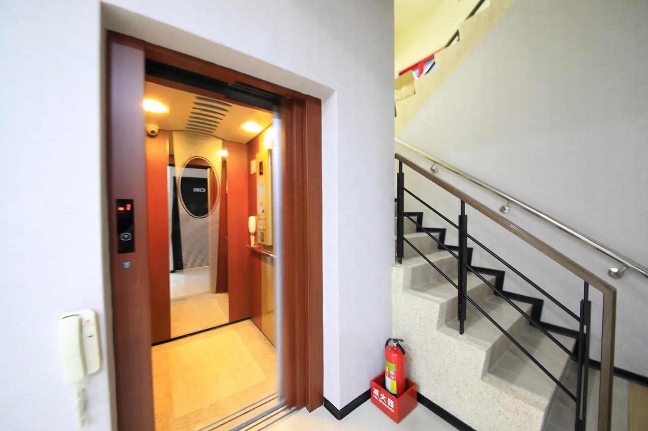花蓮亮君經典民宿1館加2館民宿-東大門夜市-電梯包棟bright King Homestay Хуалянь Екстер'єр фото