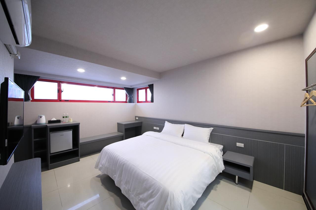 花蓮亮君經典民宿1館加2館民宿-東大門夜市-電梯包棟bright King Homestay Хуалянь Екстер'єр фото